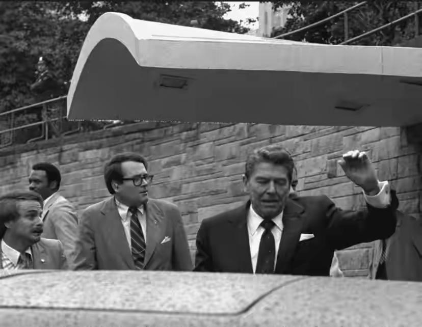 45年前，里根胸部中弹，45年后，特朗普安全撤离。

这事儿搁一块看，真有点说不