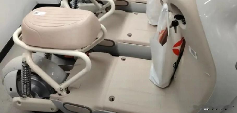 新国标电动车25码限速慢得赶不上公交，关键多数车没后座、少车篮，想接娃只能让他蜷