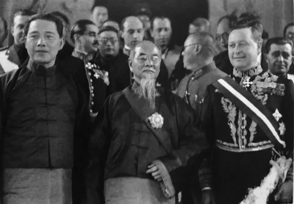 1935 年 1 月 25 日，意大利驻华大使洛哈科诺递交国书后，汪精...