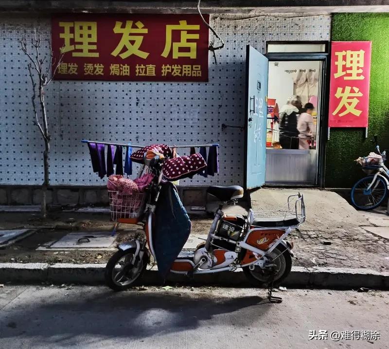 家人们，我遇到过最便宜的理发只要 5 块钱！在东北小区里，这种便民理发店超火。没