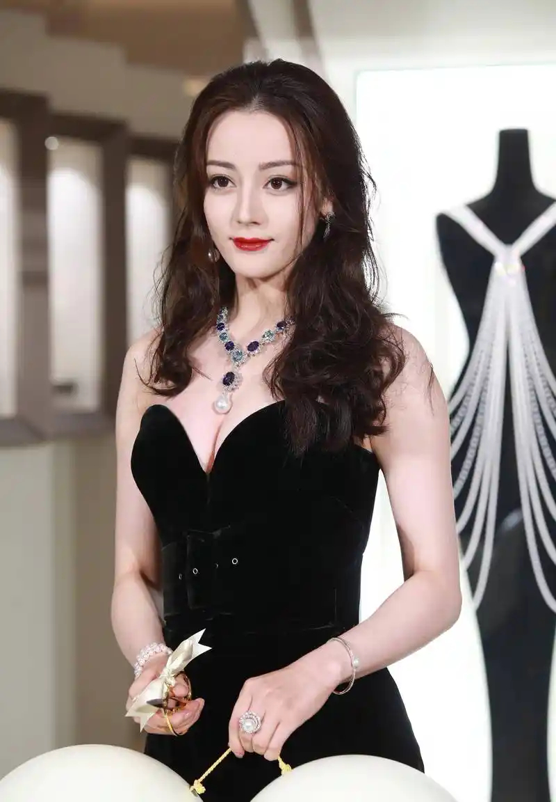 迪丽热巴从九月份就开始不舒服了人家明明已经看过医生了，还在这疯狂推？昨天一个热搜