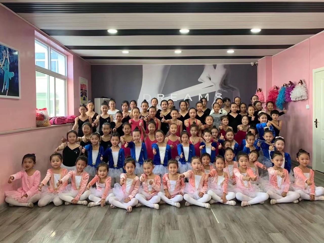 陪伴孩子们十二年的刘老师一直都在[心]       🌸一年又一年，一拨又一拨?