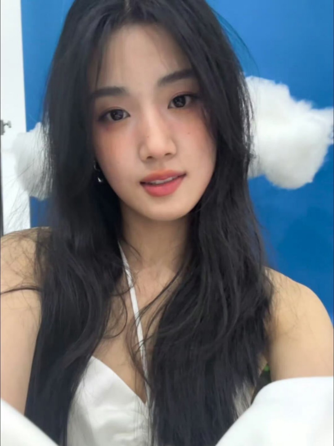 卢昱晓瘦成竹竿了 165cm的卢昱晓因身形极度纤瘦被网友形容为“瘦成竹竿”。身高