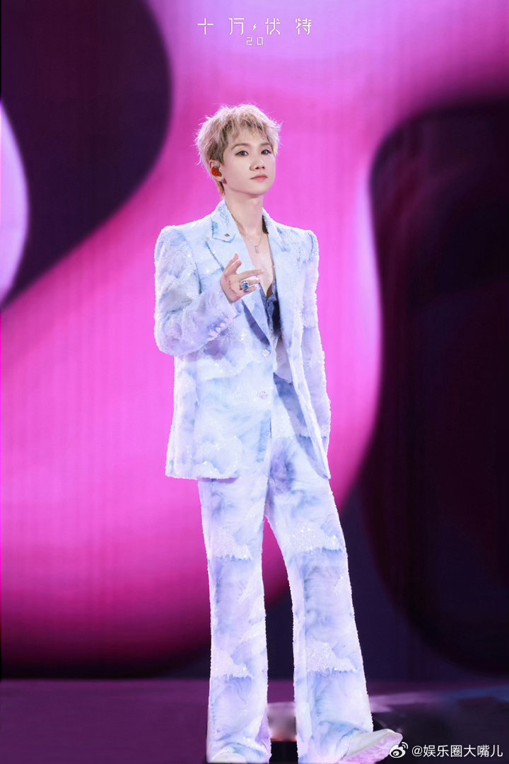 汪苏泷黎明降临之前新rap好绝 从旋律到rap全程高能！汪苏泷在新加坡演唱会把《