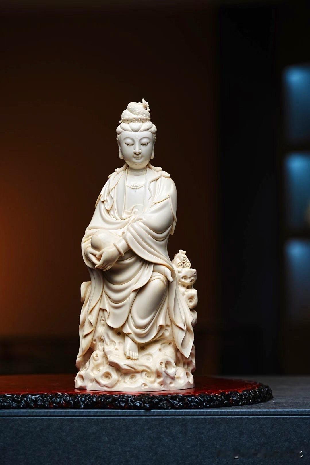 有些造像，第一眼看的是形，越看越让人留意其中的神。

半跏而坐，右膝自然曲起，双