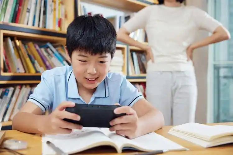 [微风]央视曝光暑期新型诈骗黑幕！骗子精准盯上中小学生，四步套路暗藏陷阱，多地家