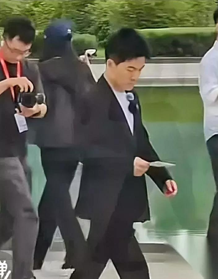老板娘取关董宇辉？

佛山老板凌晨抱怨：卖啥沙发

网友怼：线上家具都破3000