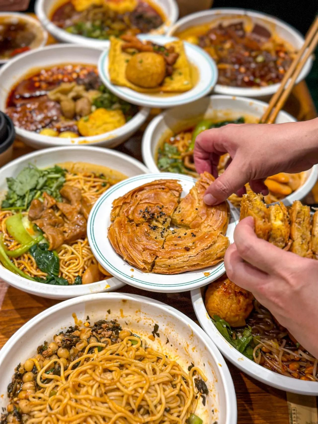 一碗肥肠粉🍜属于成都人的早餐仪式感

🔛嗦粉的快乐可以从早上就开始～到成都必