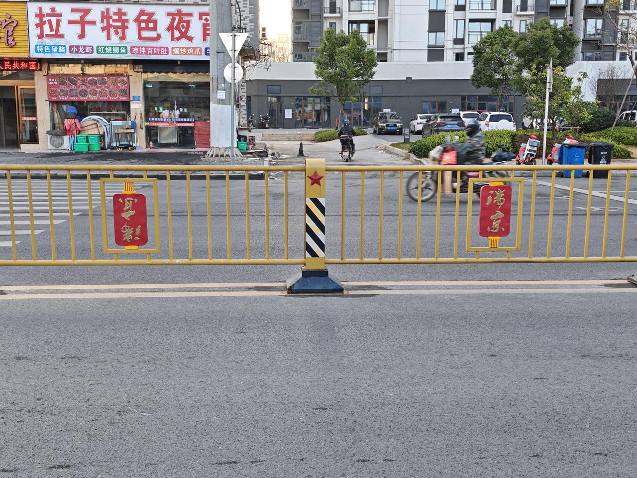 到了瑞金竟然有三个事让我，惊奇+惊奇+惊叹

瑞金，除了正红的颜色外，对于其它以