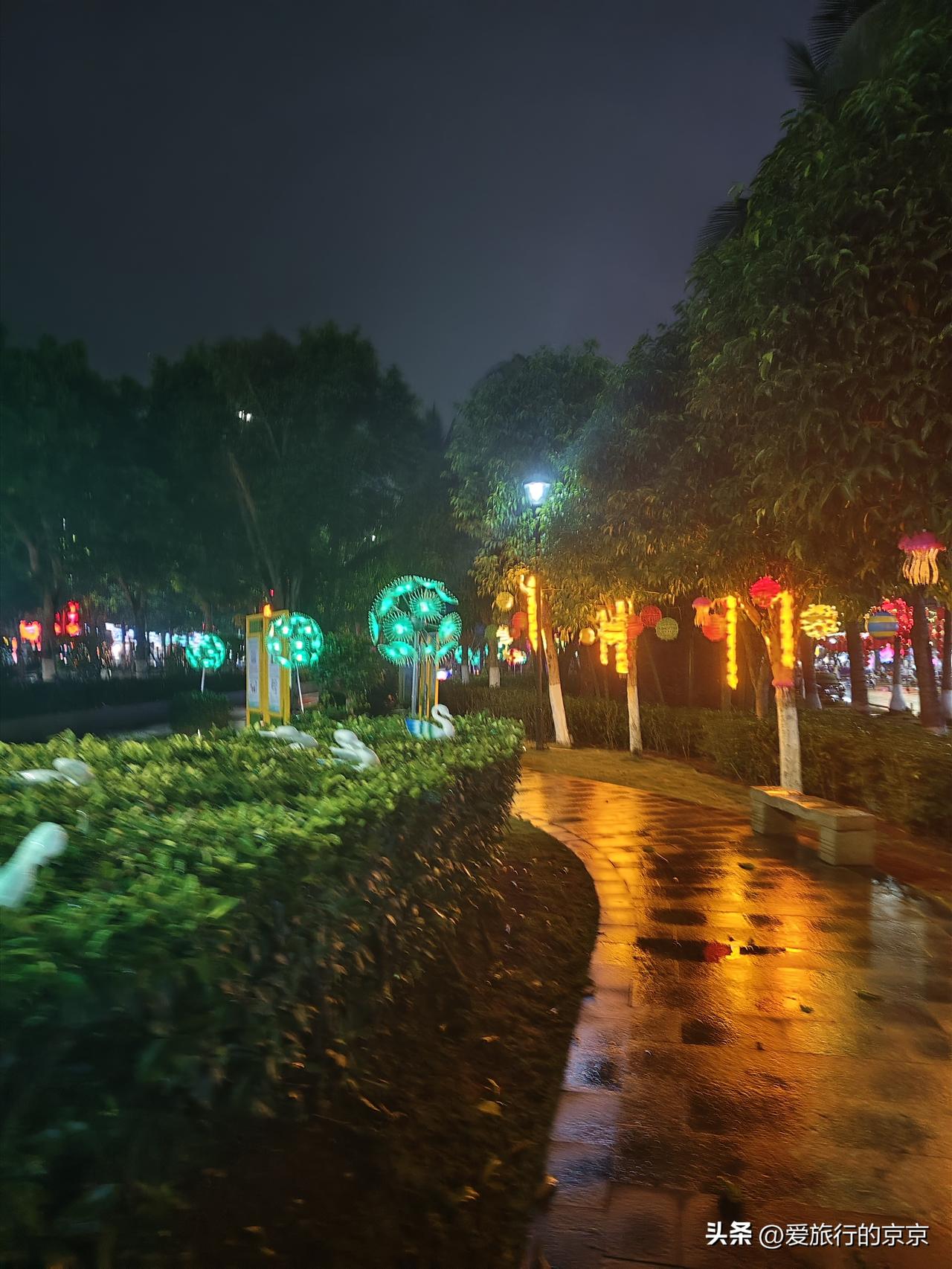 晒图笔记大赛夜里公园里的小路，看👀着是不是很梦幻？有种什么感觉呢？...