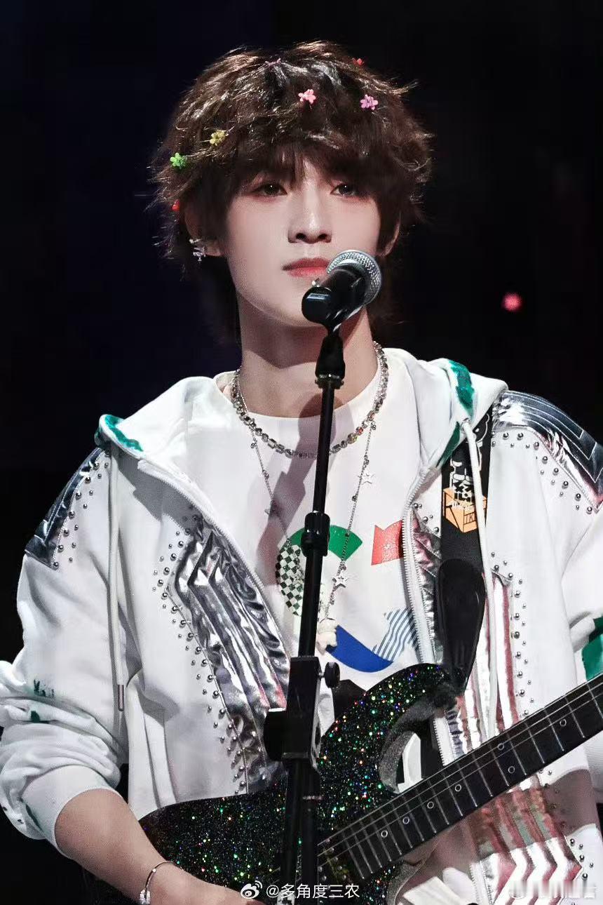 张泽禹心似狂潮声压张泽禹电吉他solo 澳门场结束后依旧反复循环，张泽禹心似狂潮