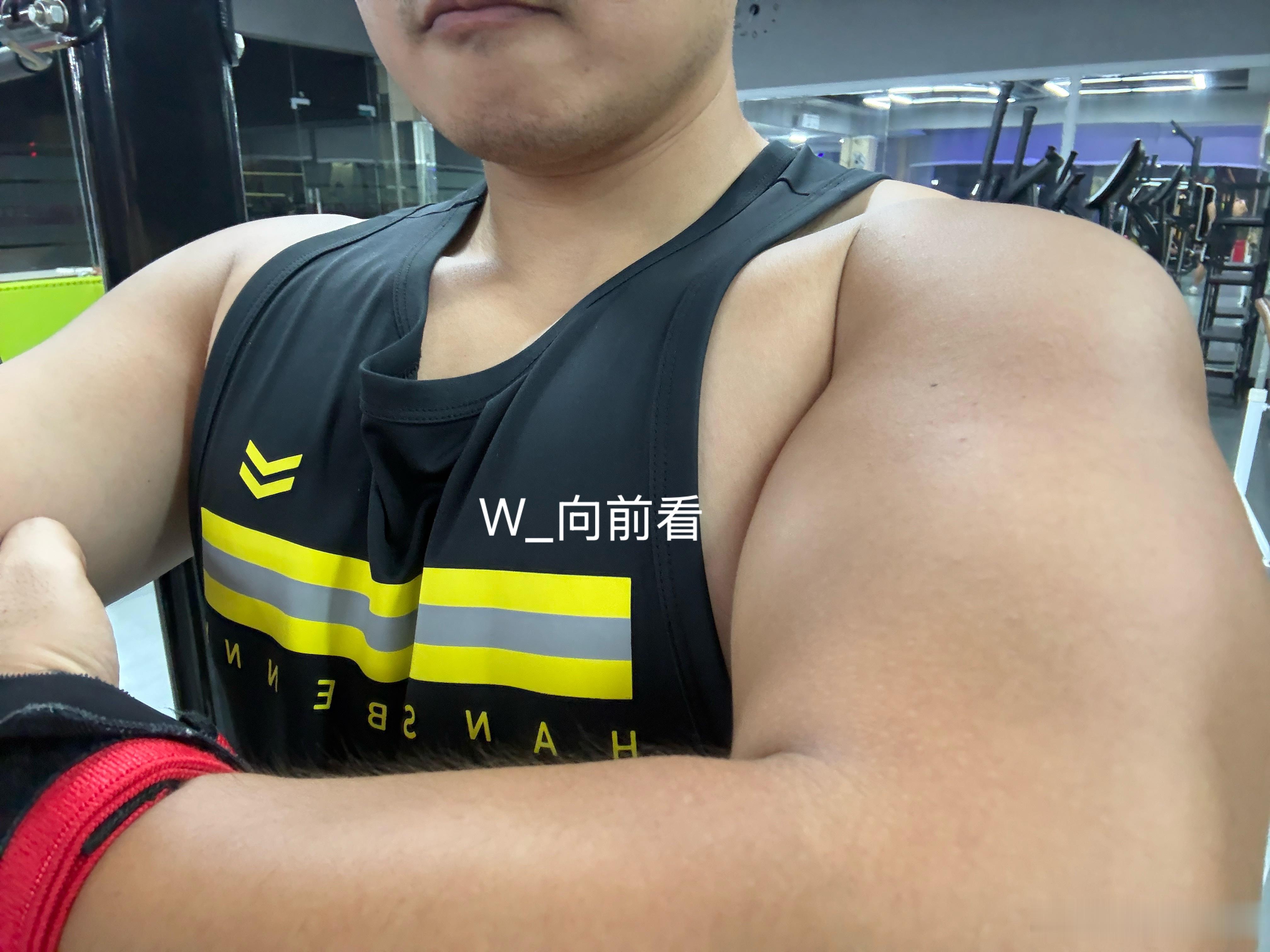 周一练胸日！不过整个健身房好像就只有我在练胸！真好没人跟我抢器械！