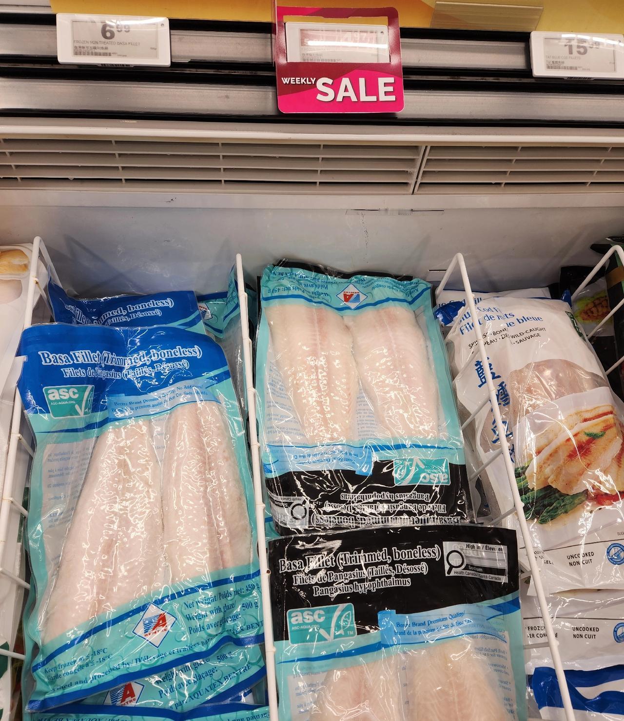 加拿大物价涨疯了！
今天去超市，看到龙利鱼柳打折，4.99一包，两条。以前都是打