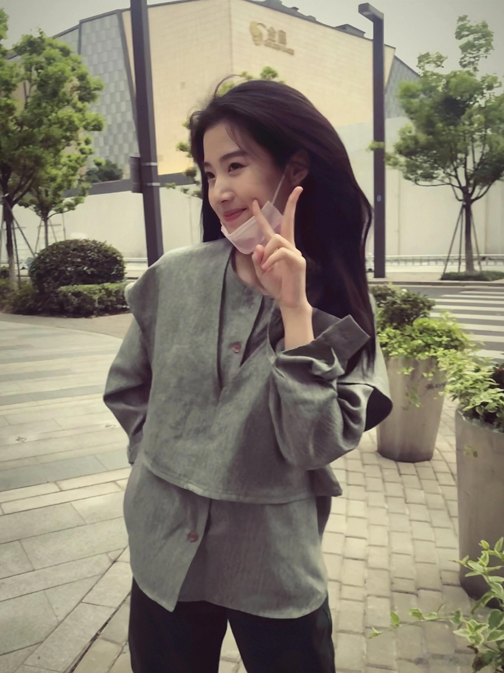 卢昱晓[超话]  古早滤镜版晓晓，太嫩了吧卢昱晓｜ ​​​