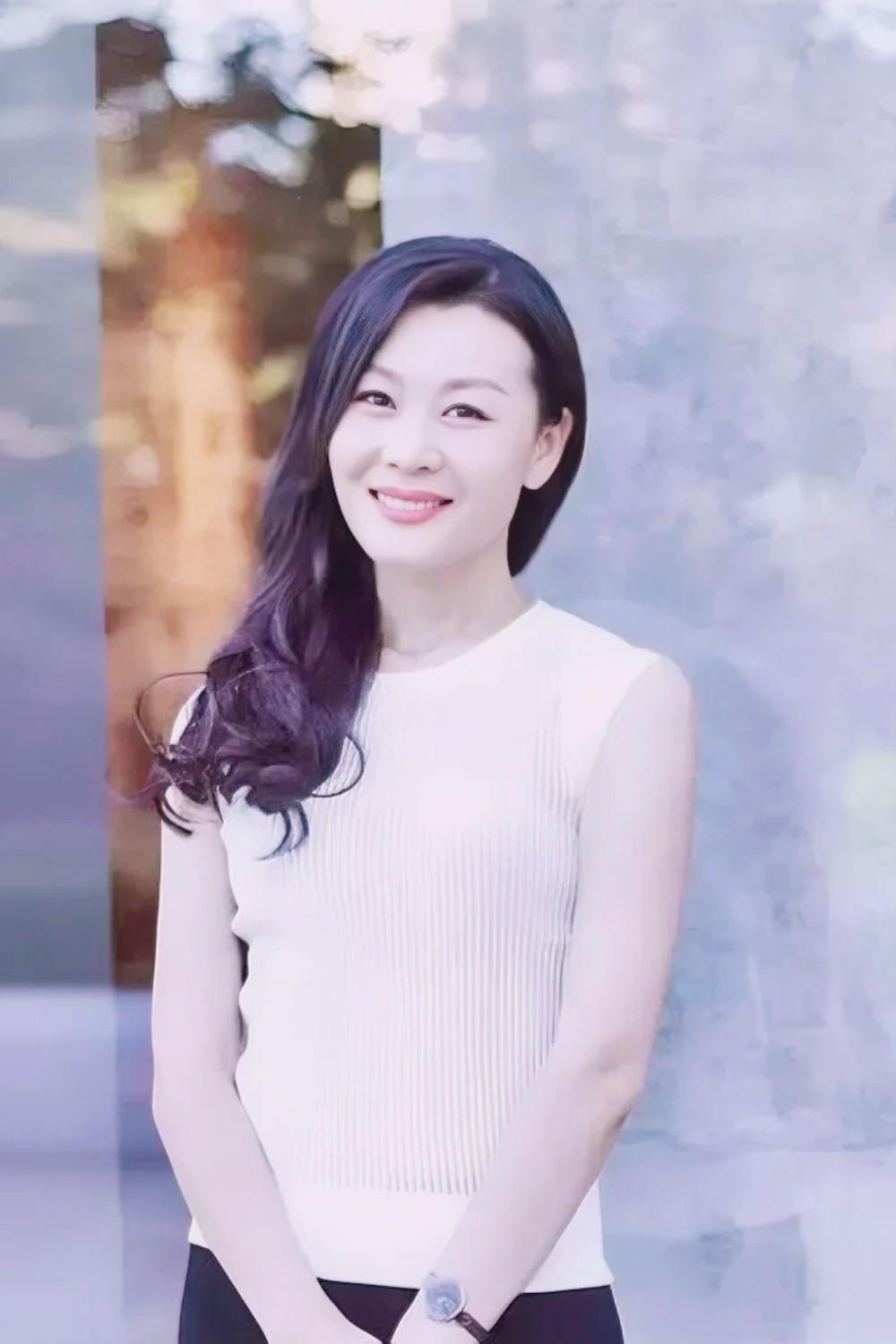作家李爱玲曾言：

“女子何以为魅？既能独立生财，又兼容颜倾城。三十岁后方知，安
