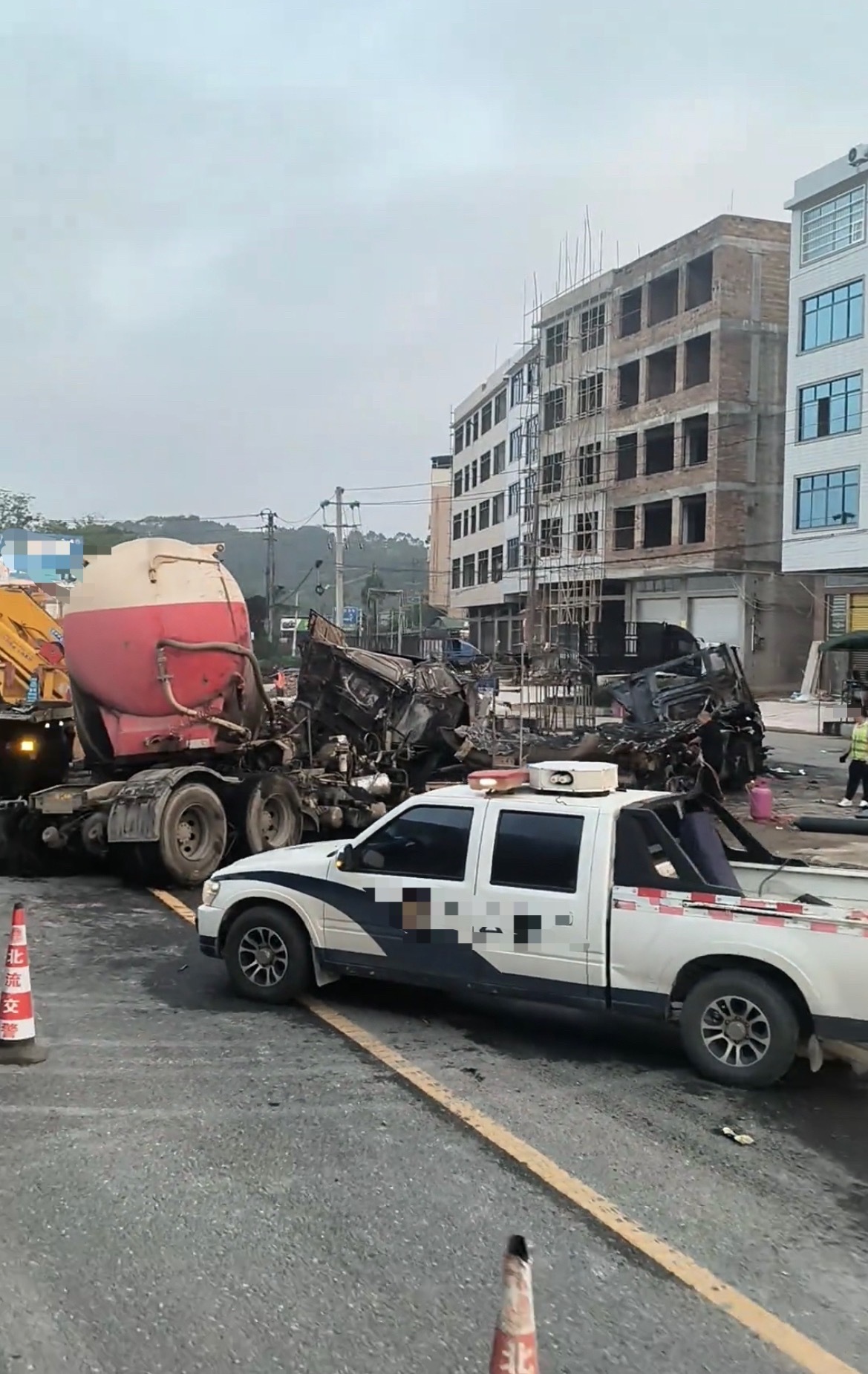 【玉林镇南村路口油罐车与水泥罐车碰撞起火】6月22日晚，玉林市北流市六靖镇镇南村