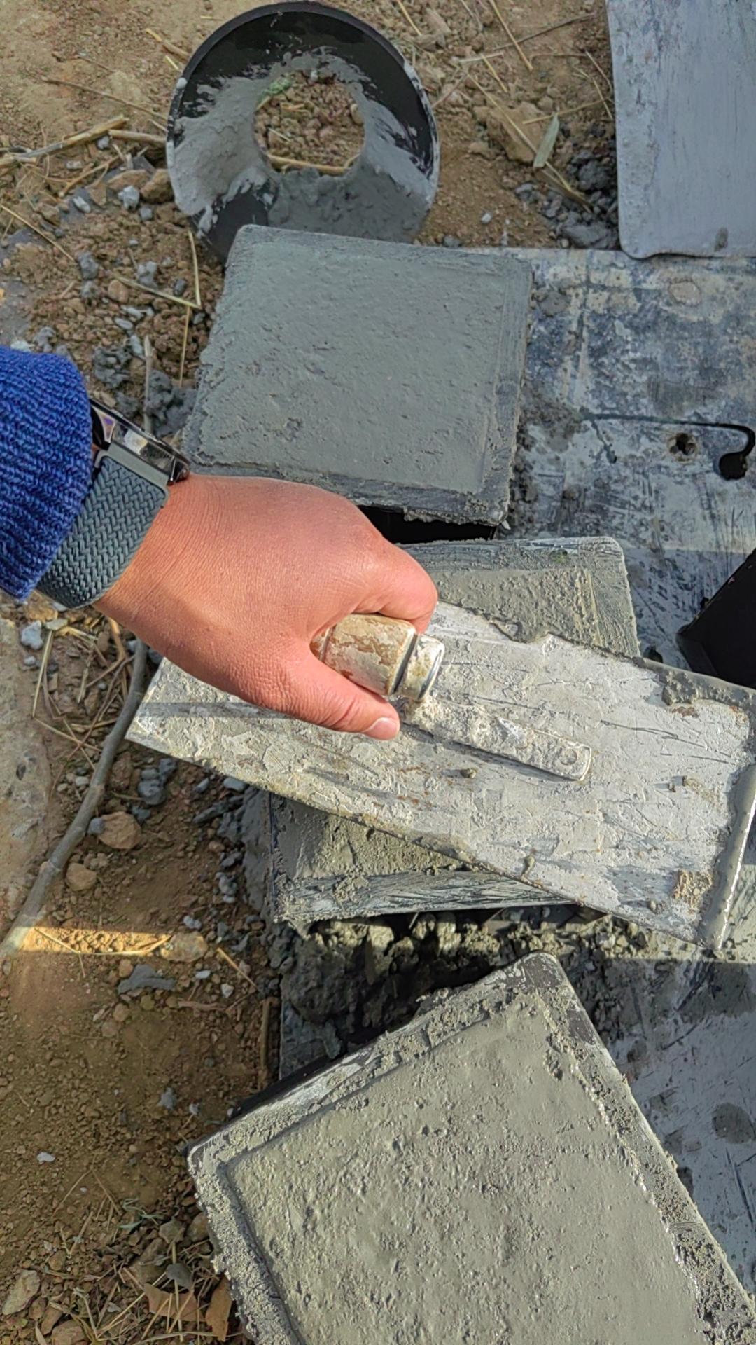 哟呵，别看这小子以前是做项目经理，干起做试块的活全是很在行，上个月工地上招了一个