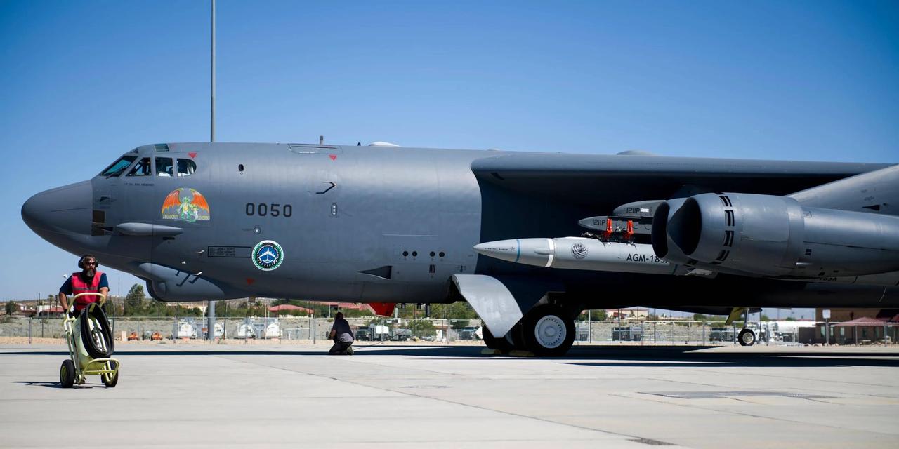 今年1月4日，火箭军新年开训现场直接拉出十多枚东风-17高超音速导弹，整齐排开准