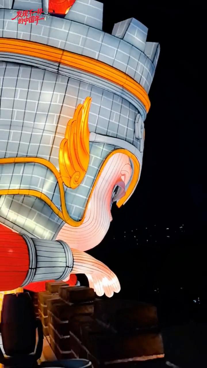 登上城楼放眼开封古今辉映，河南开封西门城楼春节游玩好去处。
夜幕下的开封西门大街