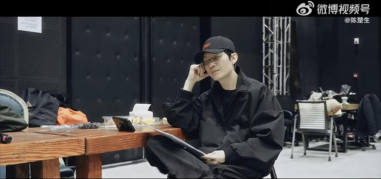 陈楚生：音乐风格是表达情绪的方式，不能定义我，那都是我。
认认真真真的看完了《荒