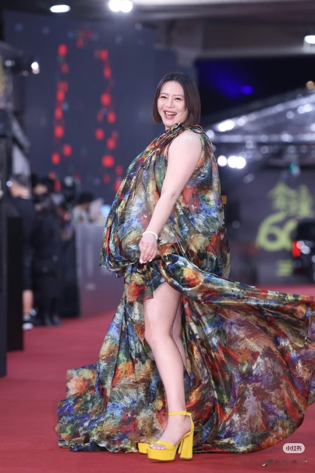 路没选对努力白费
不信你看阿奴刘品言
出道即巅峰，现在却混到孕晚期还要踩着恨天高