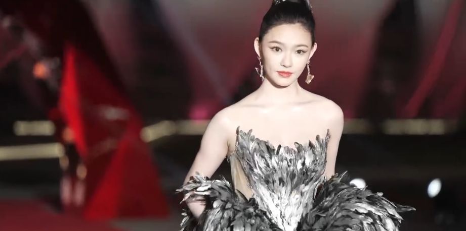 #林允黑天鹅妆#林允真是超级的好看呀，被林允给美哭了，什么风格都能很好的驾驭住，