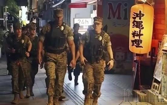 美国大兵居然首次实现在冲绳街头单独巡逻，这不得不让我惊掉下巴。虽然人家说这是为了