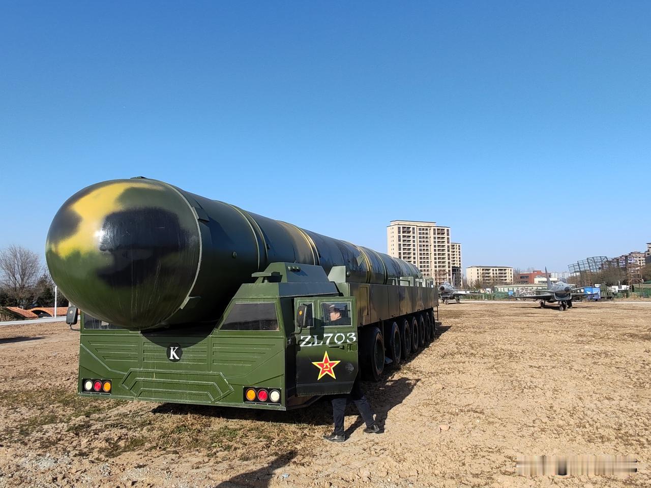 今天到临潼办事，漫步往回走，偶遇西科技体验园。广漠的园区里，军歌嘹亮、炮声阵阵，