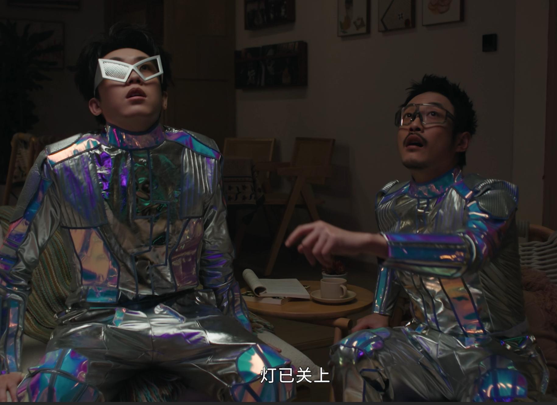 张兴朝李嘉诚这俩“喜人”兄弟，这次在短片中，简直把“蠢萌外星人”演活了！尤其是两