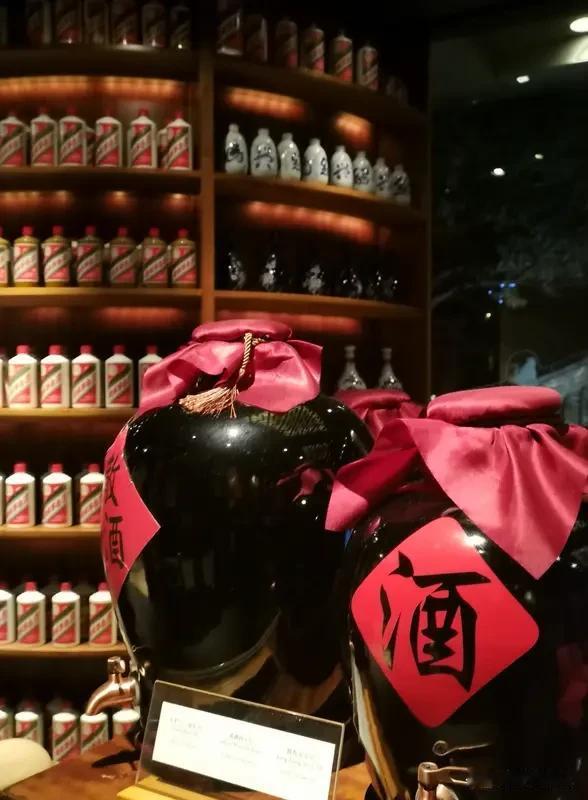 从市场层面来看，下调购买量能营造出一种产品稀缺的氛围。消费者往往会有这样的心理，