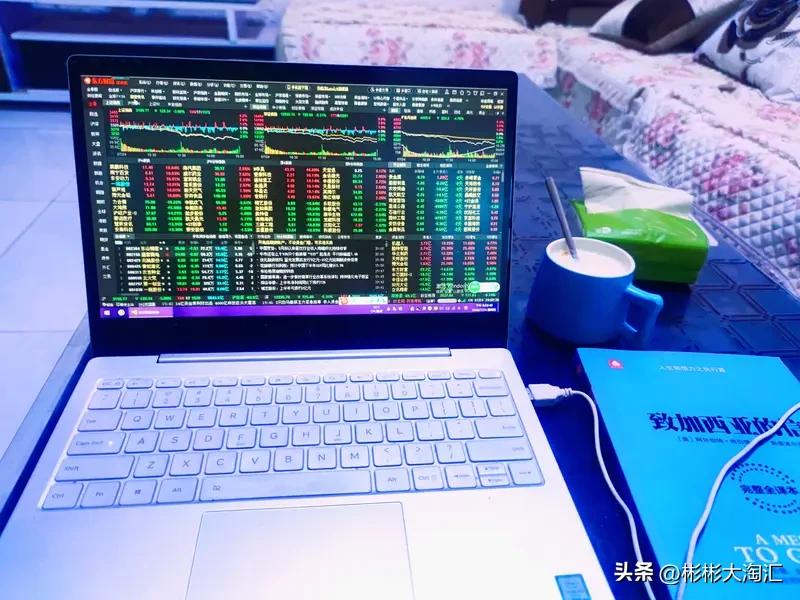 几千块钱炒股做到几个亿，理论上可行。用复利计算，若每年收益率达 100%（很难持