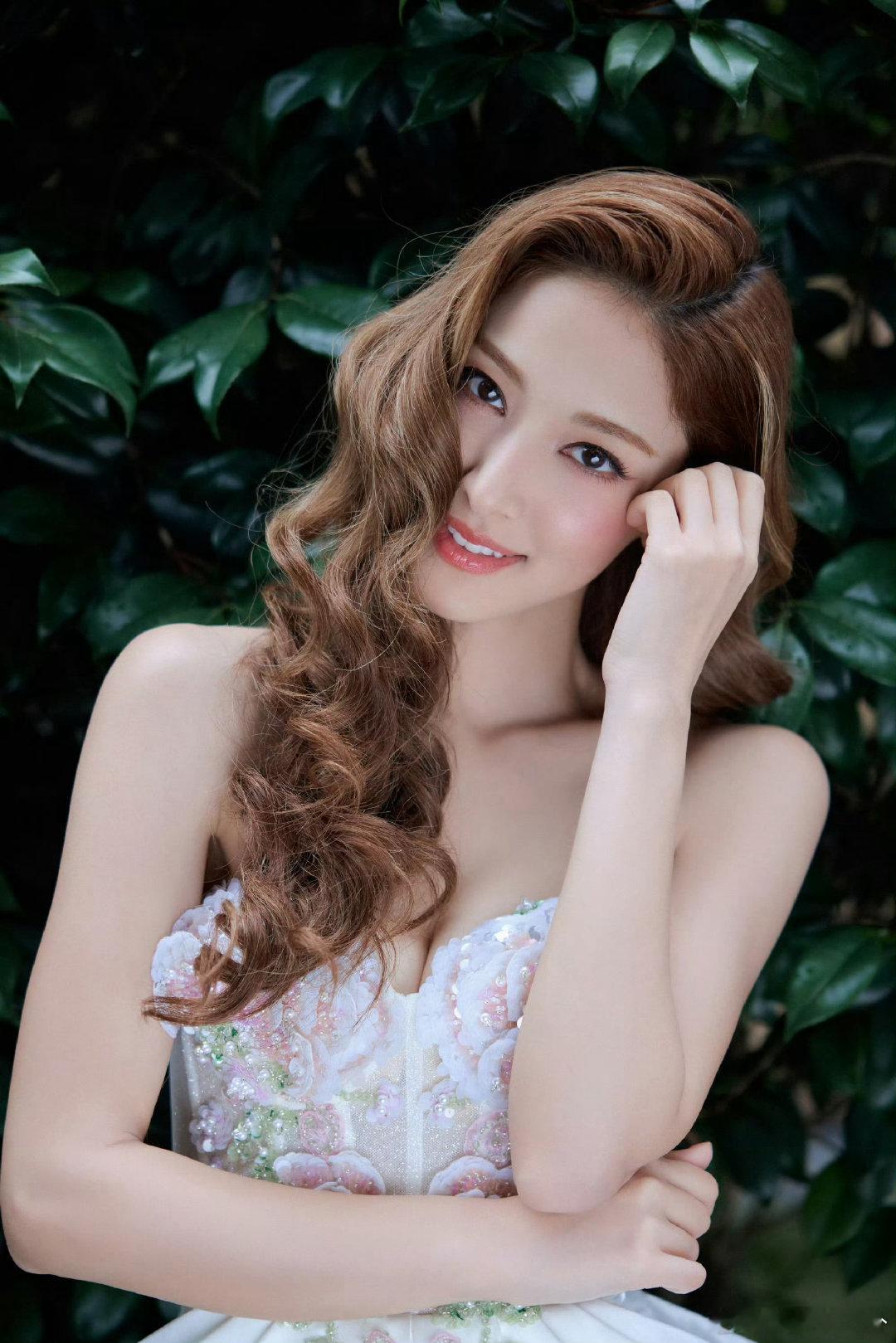李佳琦出工助播出片 李佳琦在伦敦出工，散发浓浓“搬味”的时候，助播们在欢乐去班味