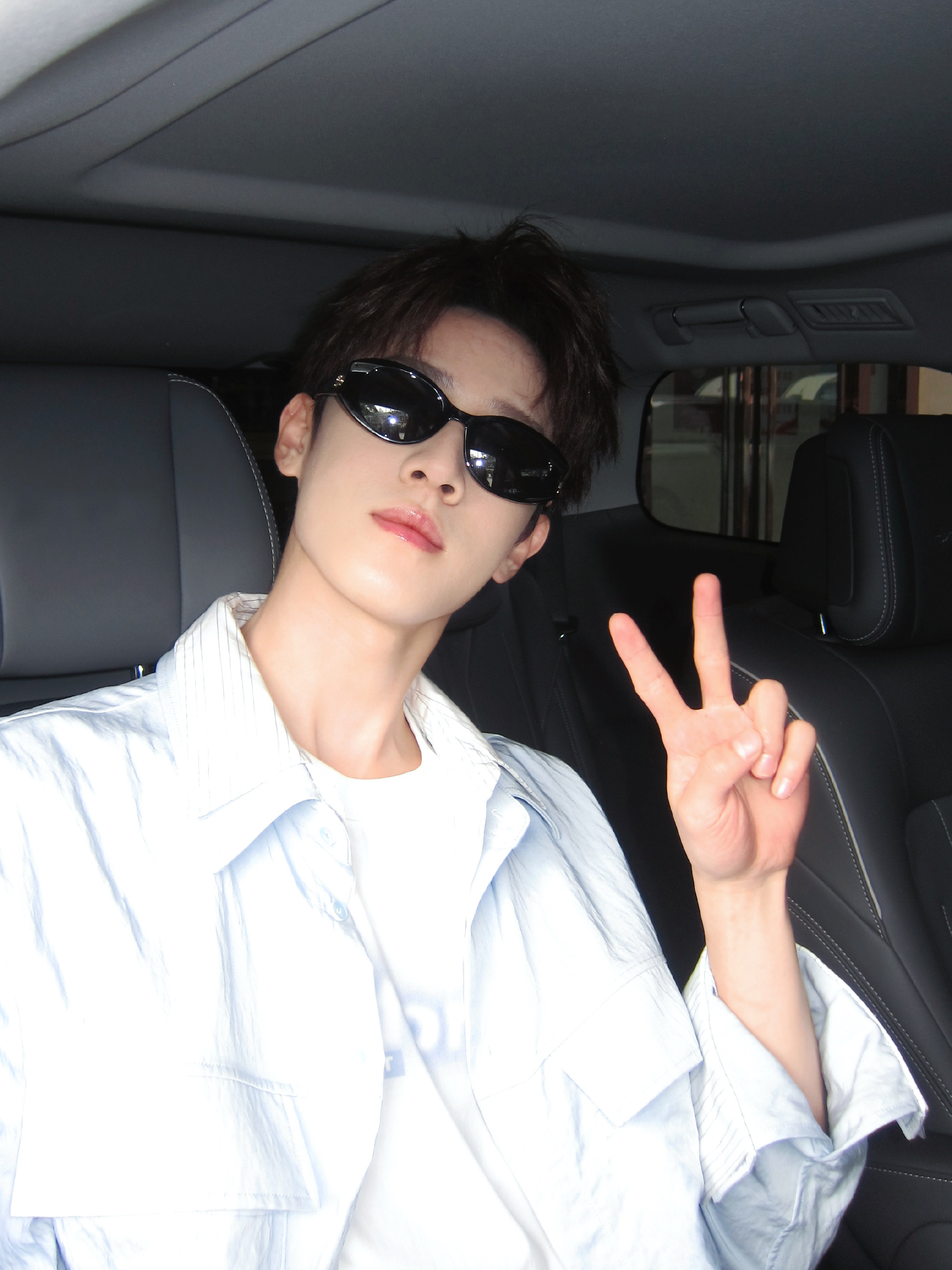 李昀锐走出去二里地还在挥手李昀锐不停挥手李昀锐温柔值拉满！走远了还一直不停挥手，