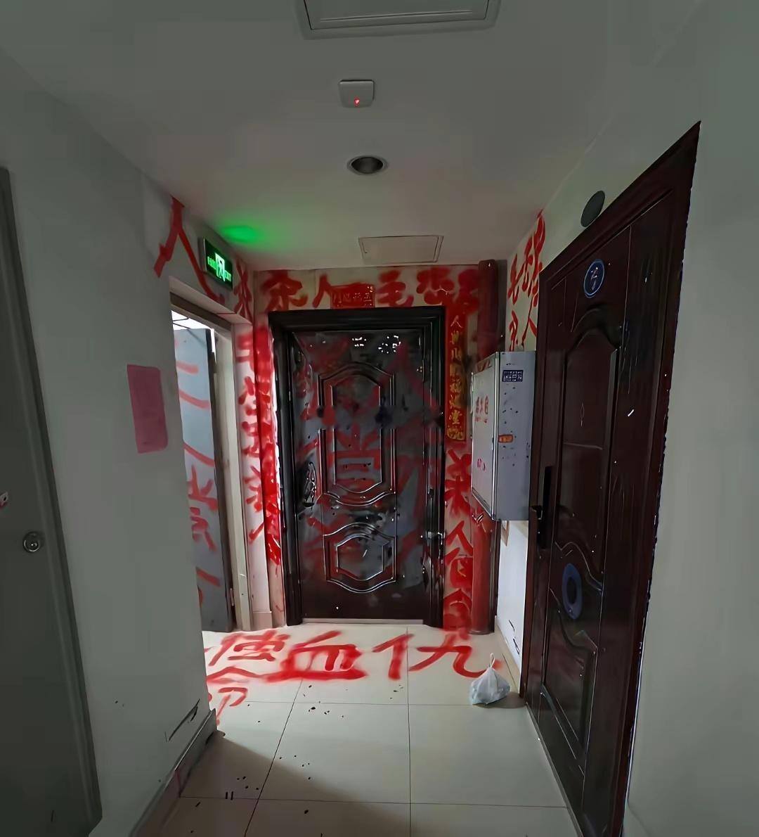 住他隔壁的也很牛逼，居然不搬走的吗？