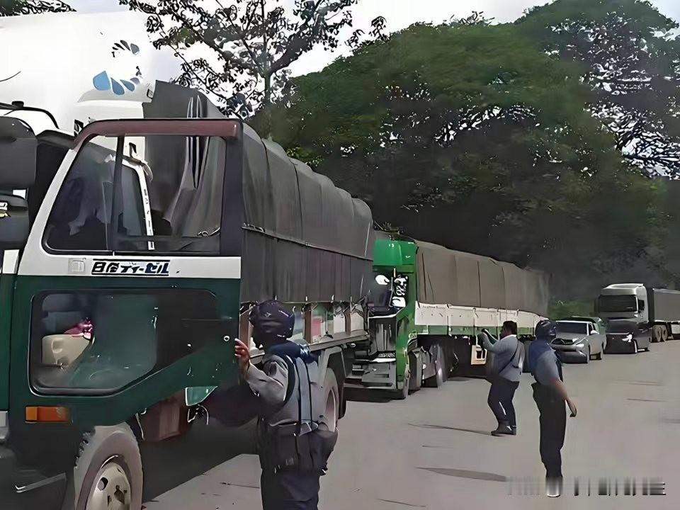 缅甸11辆拖挂货车装载中国进口豆粕在缅甸掸邦孟榜镇遭扣押的最新消息。据缅甸媒体2
