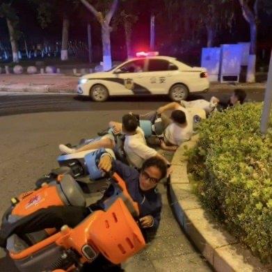 一条“共享单车压弯”的短视频在网上火得一塌糊涂。视频里，河南商丘的四名年轻小伙骑