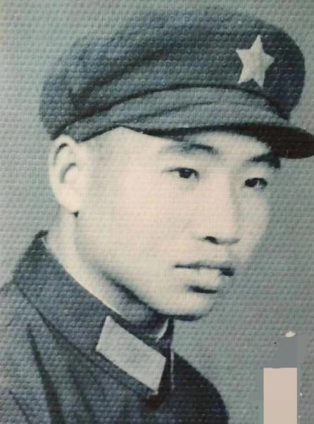 1984年，战士李陶雄中弹牺牲，送葬途中遗体竟两次从车上跌落，护士郑英察觉异样，