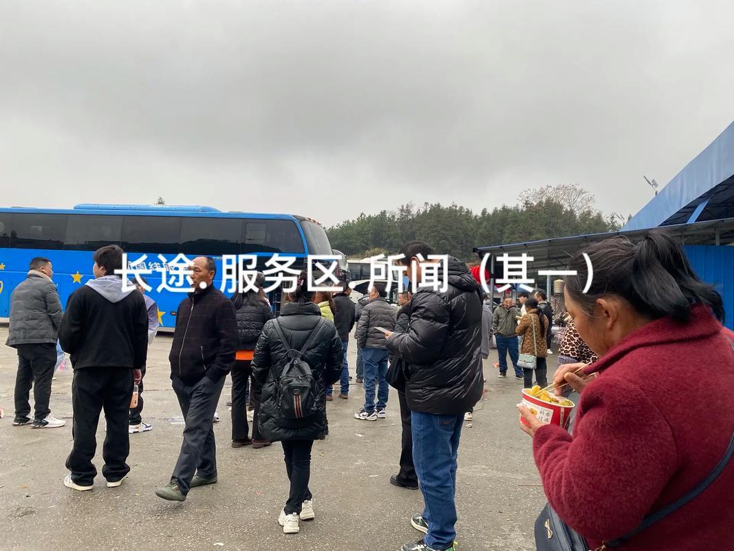 9月30日起，不少人选择错峰出行，堵车话题随之登上热搜，高速服务区里全是吃泡面的
