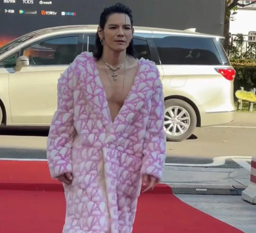 #向佐女装红毯# 
向佐确定不是穿了
妈妈的睡衣来走红毯的吗。
这造型!!!
在