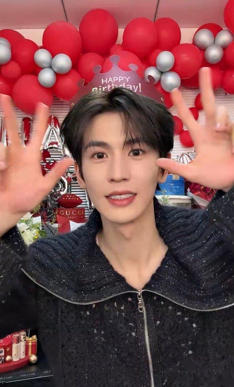 张凌赫染了一个礼拜头发没人发现张凌赫也太绝了，染了一周头发都没人发现，新发色和他