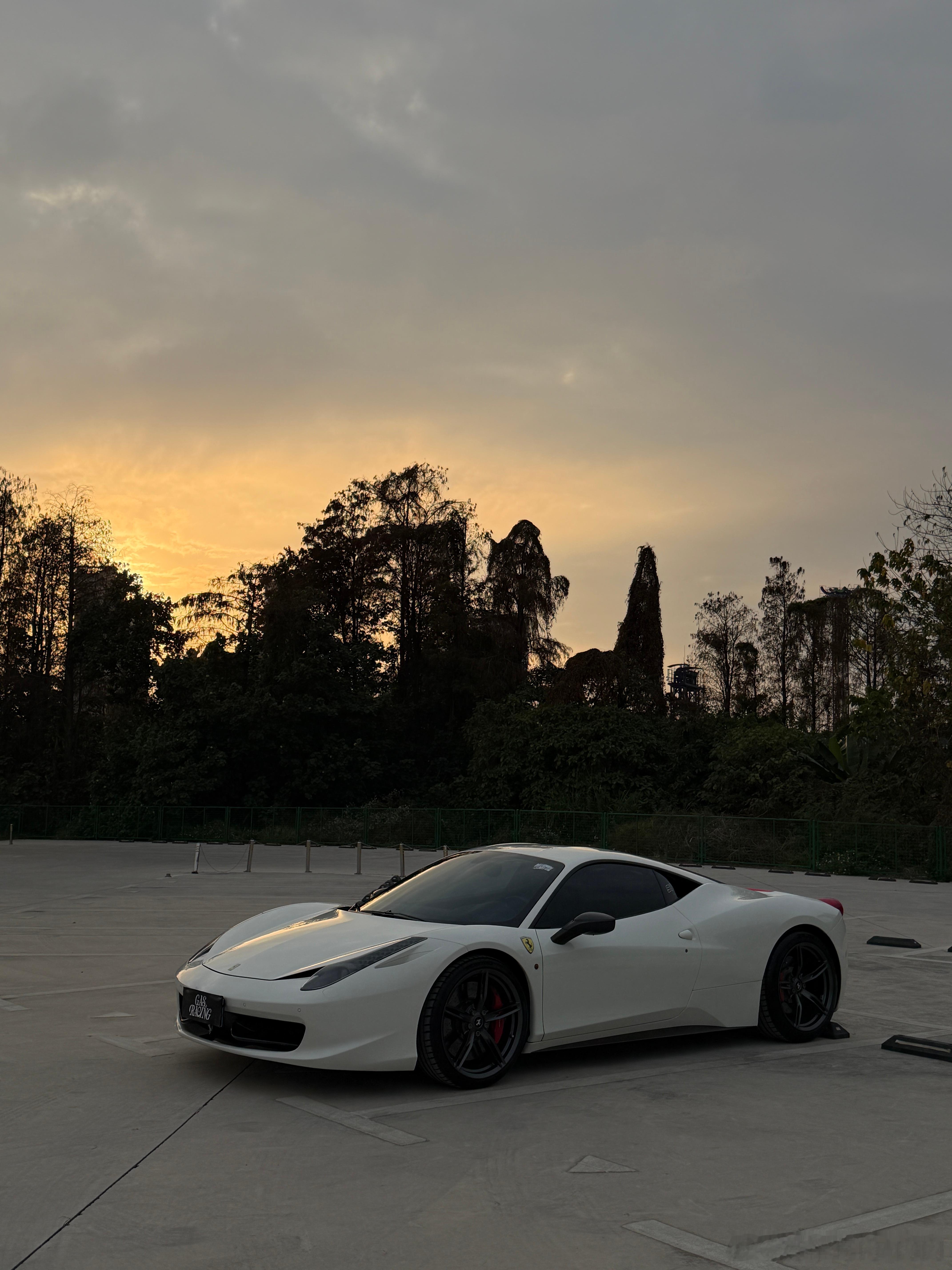 靓日落汽场全开法拉利458日常分享