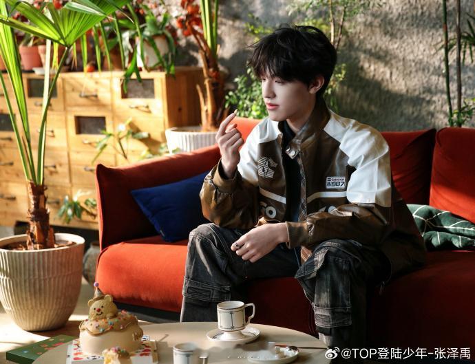 张泽禹运动风vs潮酷风  看张泽禹的两种风格呈现，运动风如邻家少年般清新，潮酷风