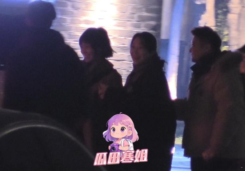 闫妮和女儿邹元清同框好像姐妹 闫妮带着女儿参加聚餐，聚餐结束后，闫妮和一位好友先