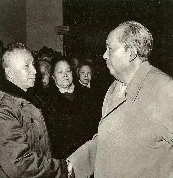 1947年10月，粟裕拒绝毛主席渡江南进的建议，主席很生气要撤他职，没想到等粟裕
