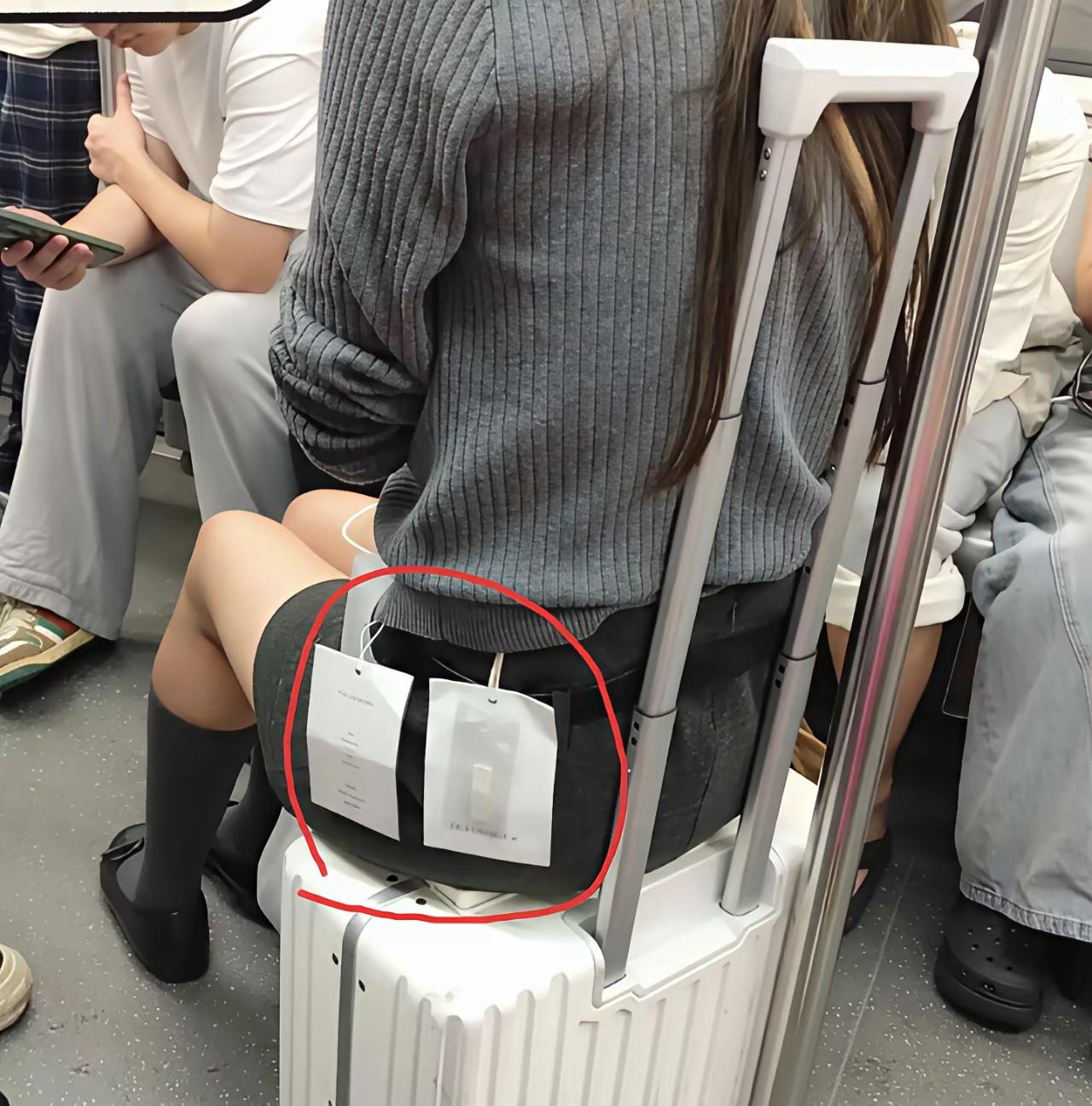 现在的人买衣服不摘吊牌，似乎成为常态！

这就不禁让人反思，这种做法有什么意义？