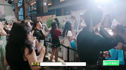 谁能拒绝许珑瀚热情小狗卖咖啡许珑瀚卖咖啡，浑身是劲儿，恰似热情小狗。没顾客主动揽