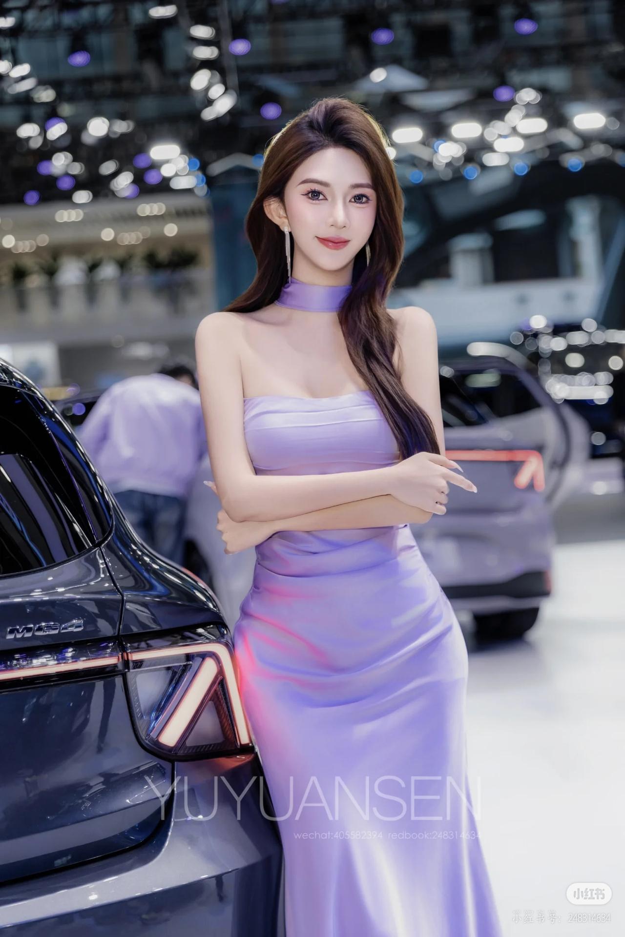 晒图笔记大赛美女车模穿搭写真