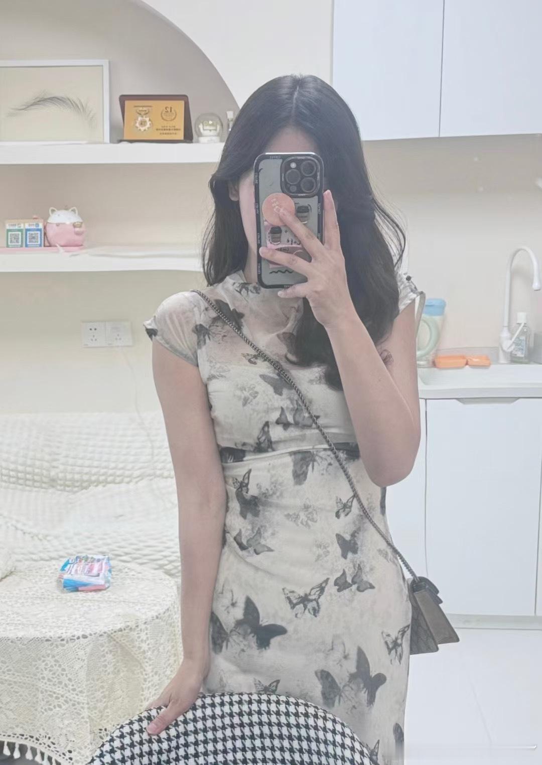 这个蝴蝶花纹的旗袍真的显年轻今天穿什么 ​​​