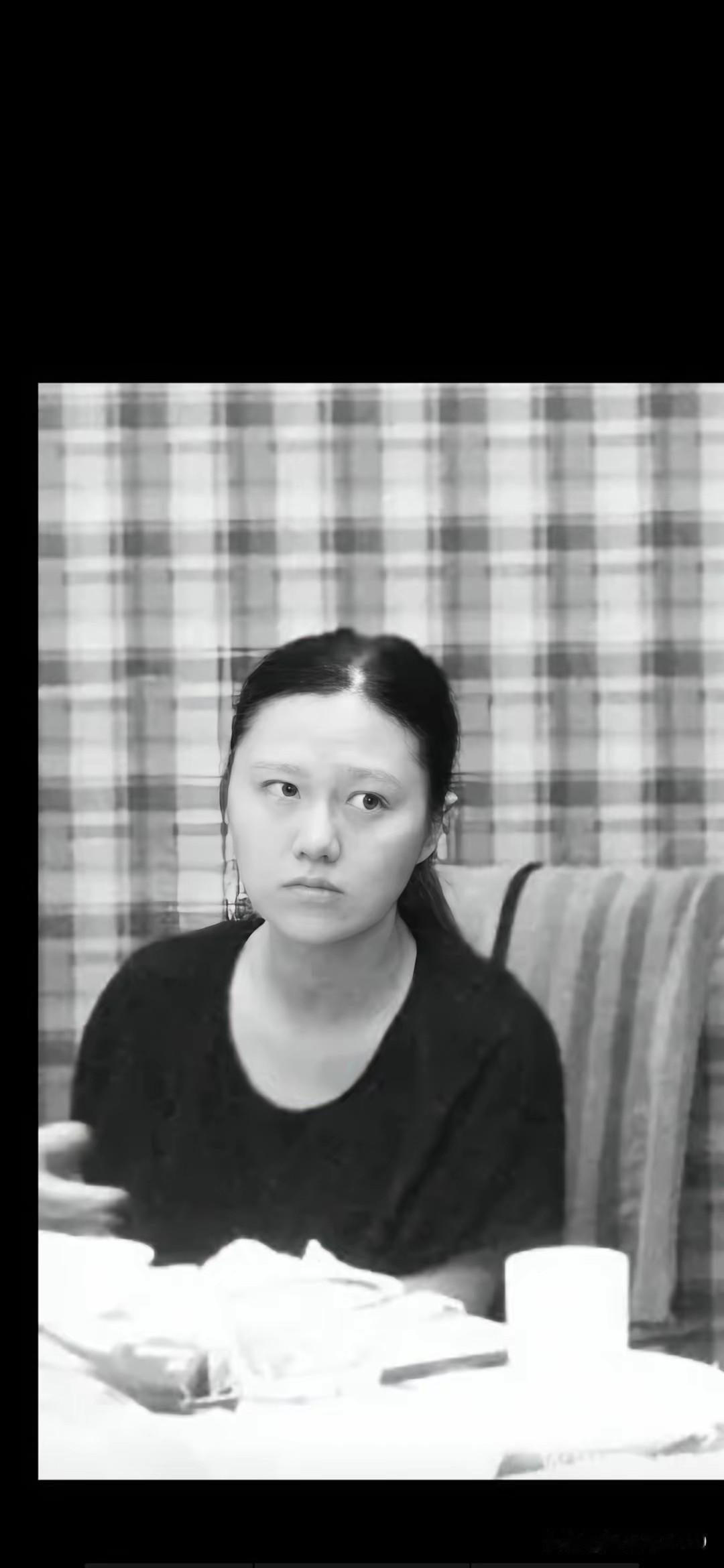 她是王朔的独女叫王咪，她6岁时父母就离婚了她跟随母亲生活，后来随母亲远走美国，毕