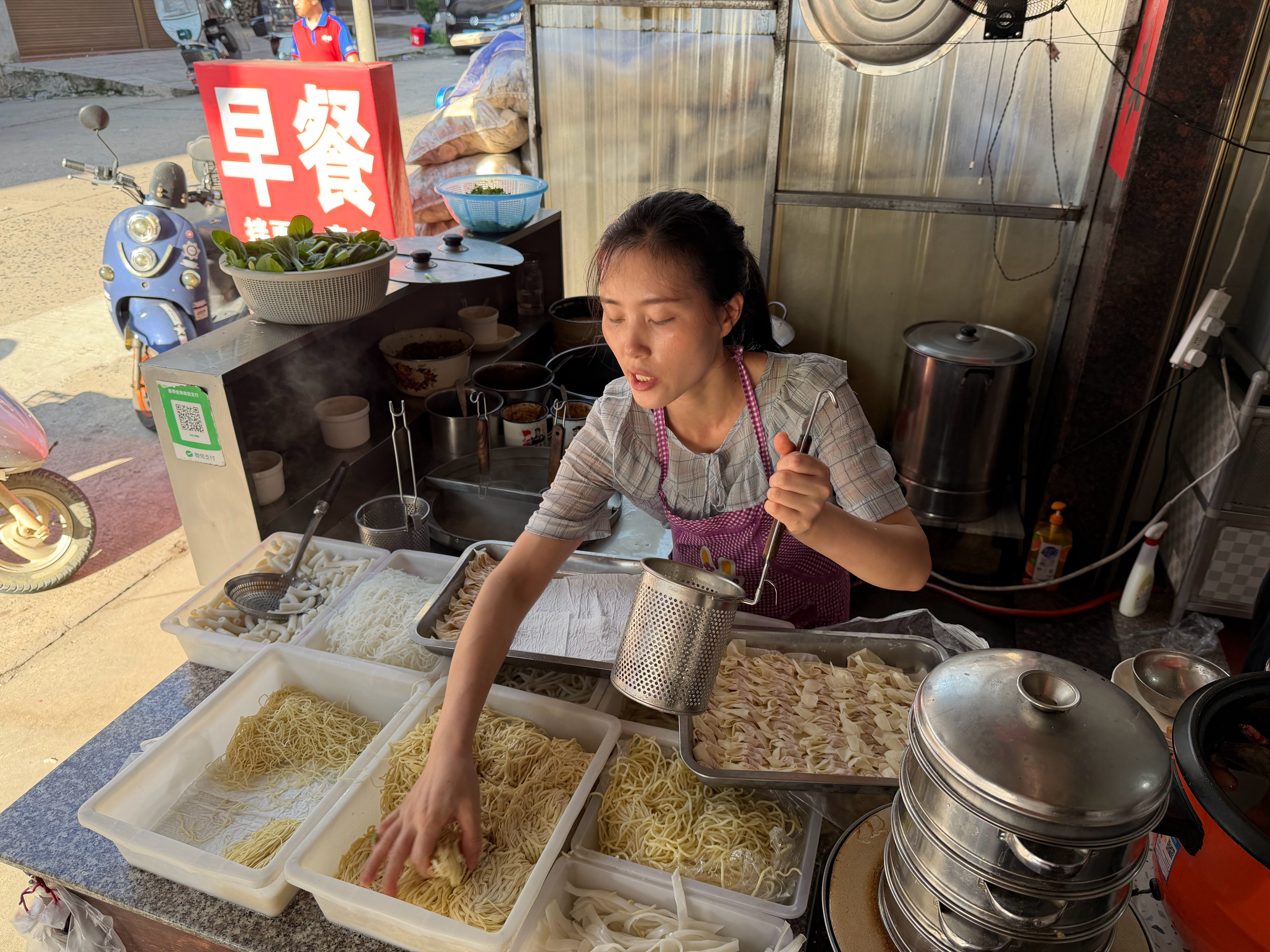 吃早餐啦！霞浦这边早餐店都是卖各种粉面的，老板姐姐太厉害了，一个人就像一条流水线